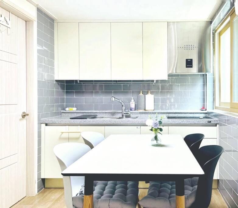 Kitchen or kitchenette, Dining area, stove