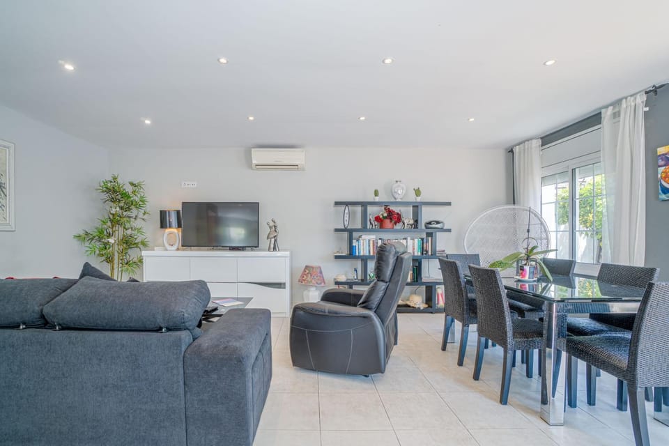 Living room, Dining area