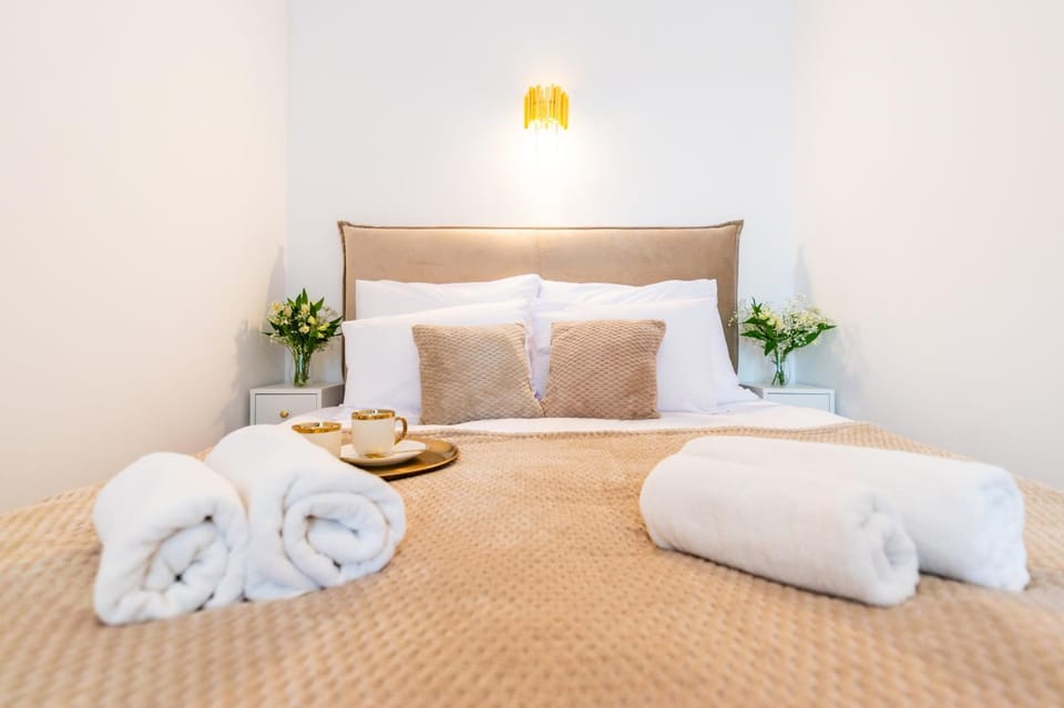 Bed, Photo of the whole room, Bedroom, towels