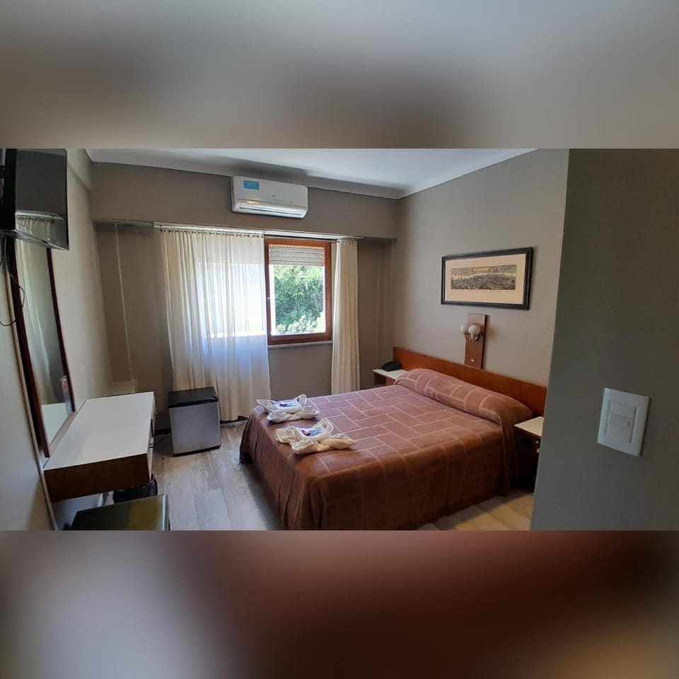 Bed, TV and multimedia, Photo of the whole room, Bedroom, towels, air conditioner