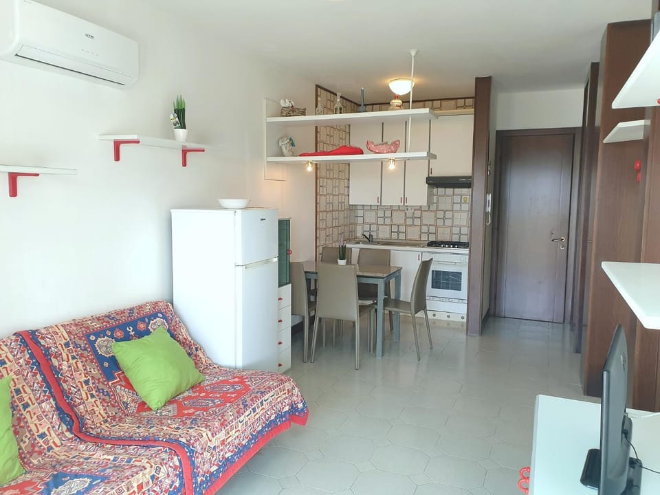 Kitchen or kitchenette, Dining area, stove, kitchen, air conditioner