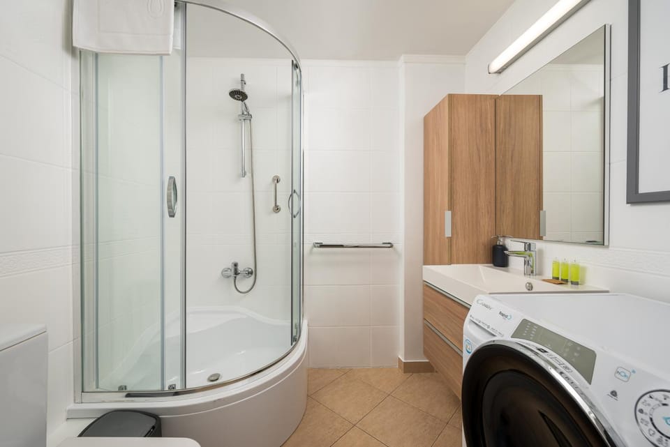 Shower, Bathroom, towels, washing machine
