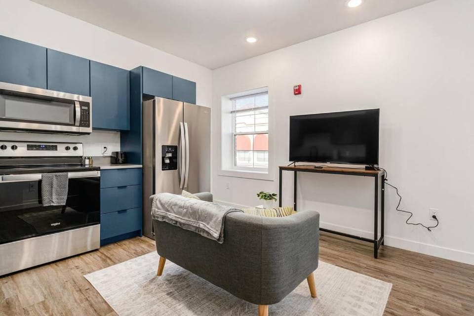 TV and multimedia, Kitchen or kitchenette, Living room, Seating area, Dining area, oven, stove