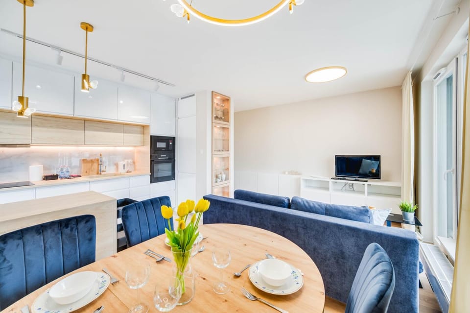 TV and multimedia, Kitchen or kitchenette, Living room, Seating area, Dining area, microwave, oven, stove
