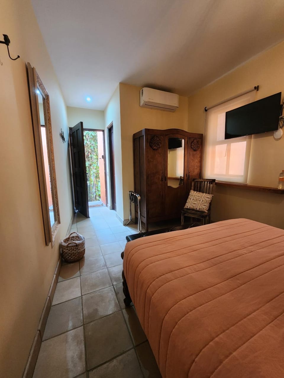 Bed, TV and multimedia, Photo of the whole room, Bedroom, wardrobe, air conditioner