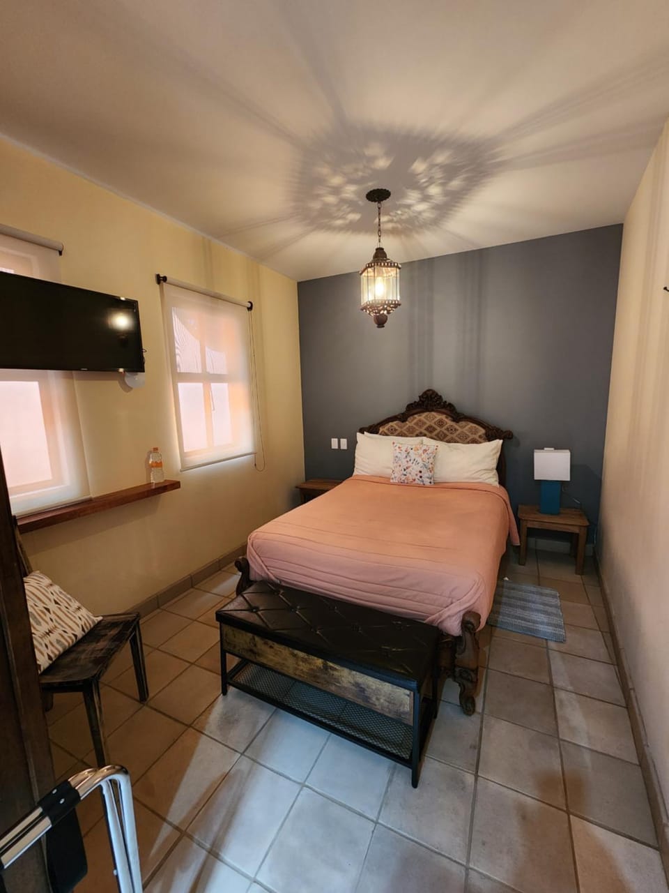 Bed, TV and multimedia, Photo of the whole room, Bedroom