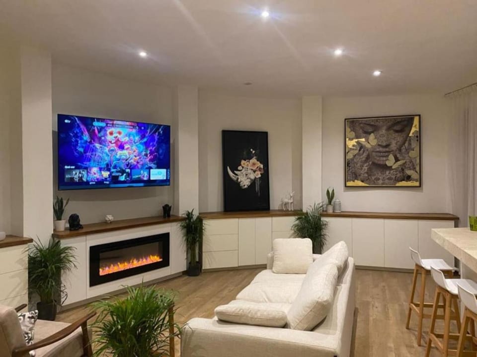 Communal lounge/ TV room, TV and multimedia, Living room, Seating area