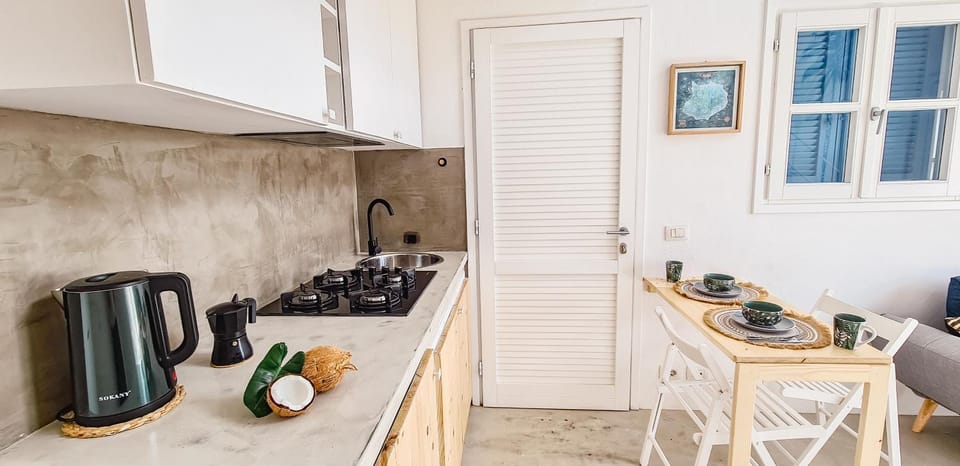 Coffee/tea facilities, Kitchen or kitchenette, Dining area, minibar, stove
