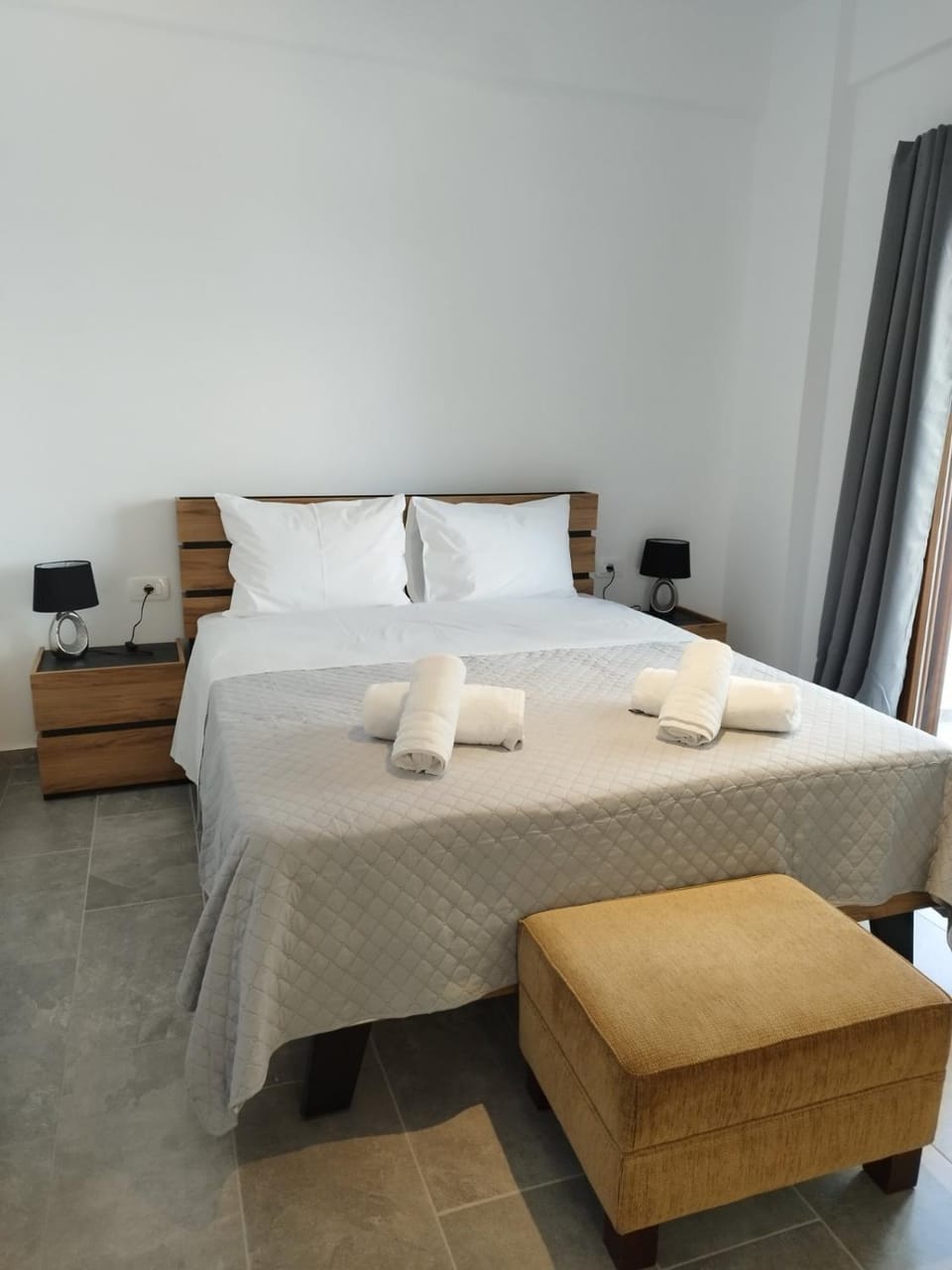 Bed, Bedroom, towels