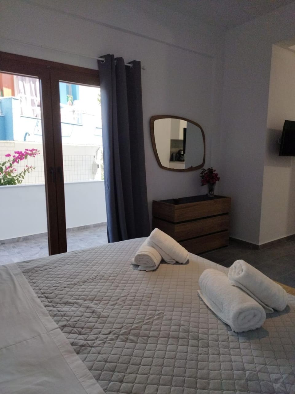 Bed, TV and multimedia, Bedroom, towels