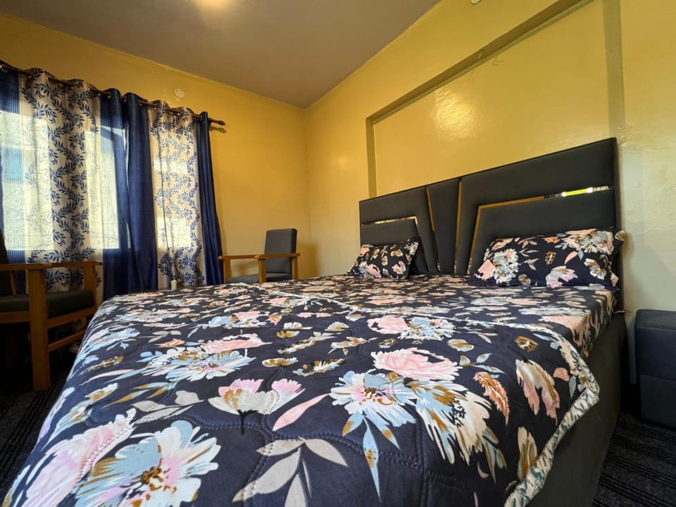 Maqsoom Villa I Entire Villa Near Srinagar Airport and Dal Lake I 4 BR House in India