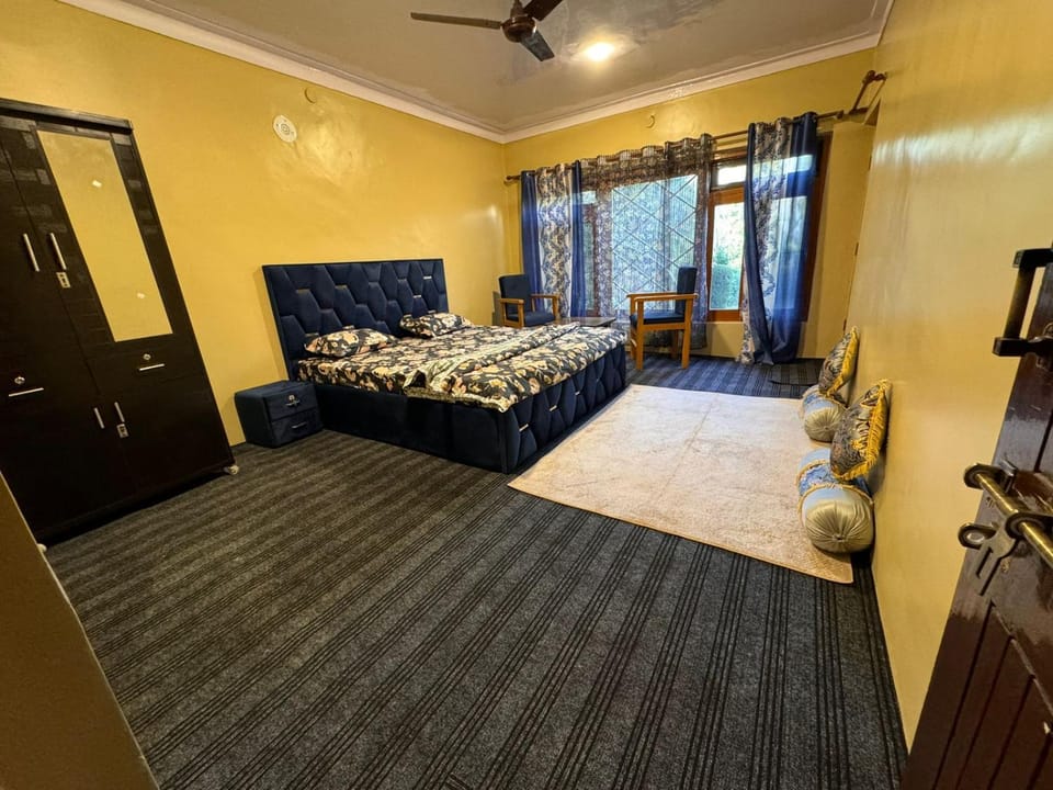 Maqsoom Villa I Entire Villa Near Srinagar Airport and Dal Lake I 4 BR House in India