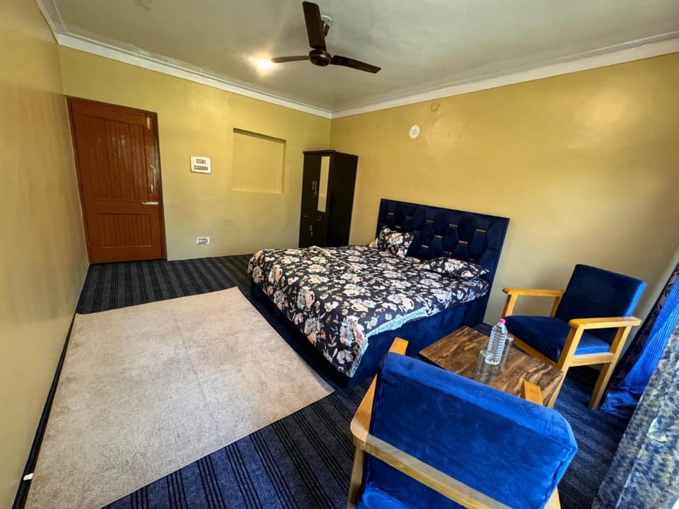 Maqsoom Villa I Entire Villa Near Srinagar Airport and Dal Lake I 4 BR House in India