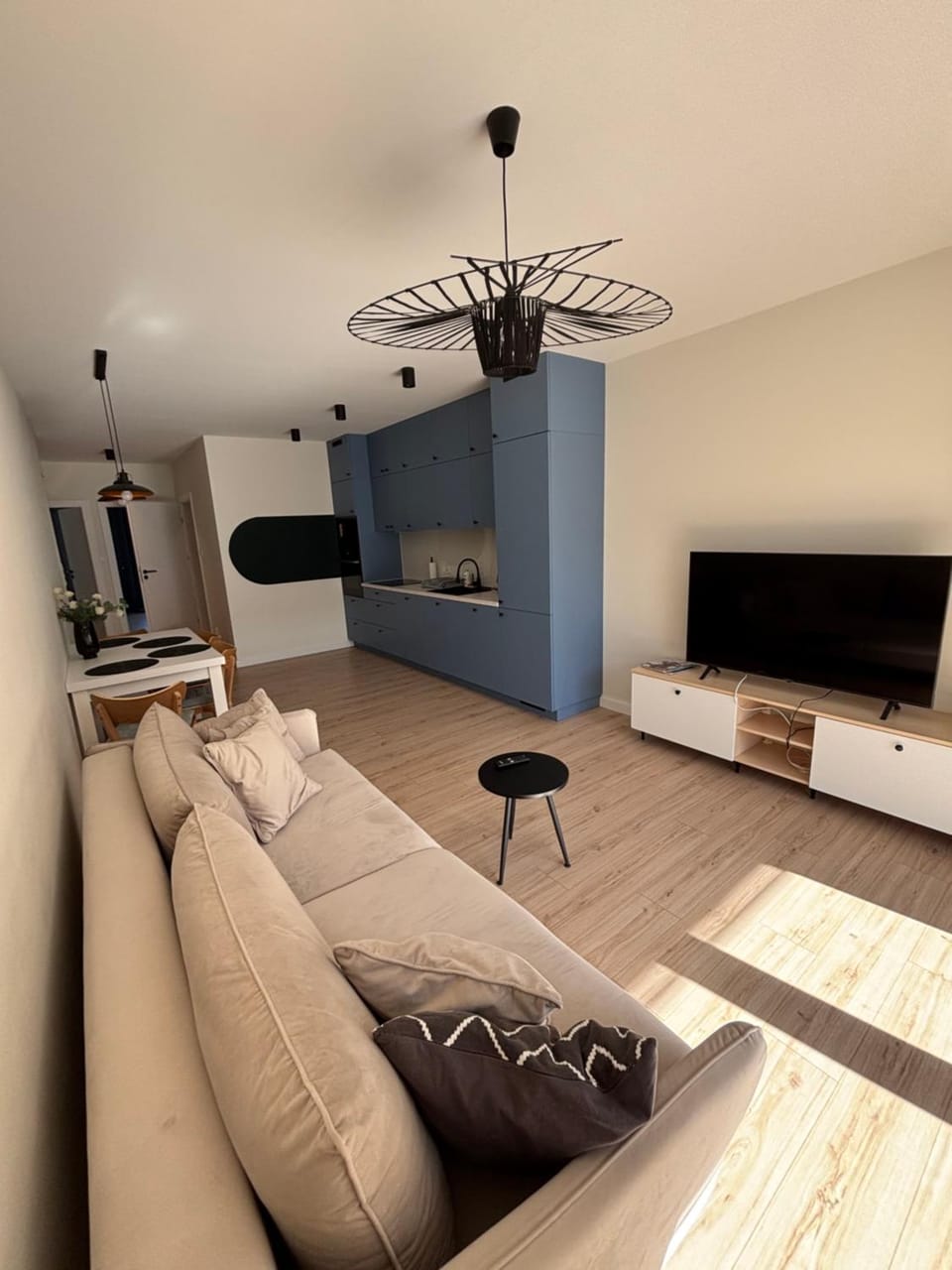 TV and multimedia, Living room, Seating area, Evening entertainment