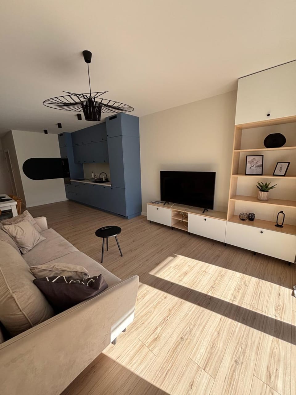 TV and multimedia, Living room, Seating area, Evening entertainment