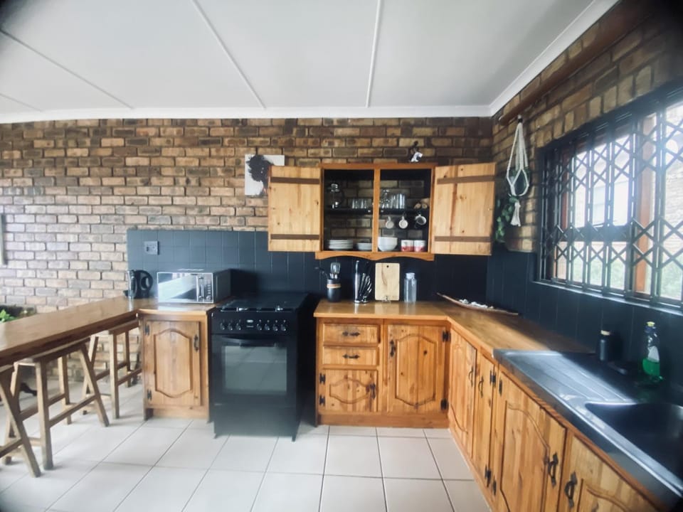 Kitchen or kitchenette, microwave, oven