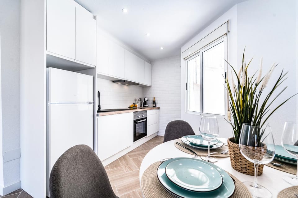 Kitchen or kitchenette, Food and drinks, Dining area, oven