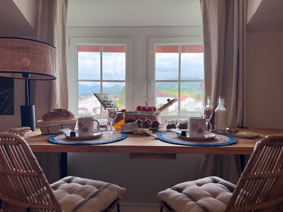 Coffee/tea facilities, Food and drinks, Breakfast
