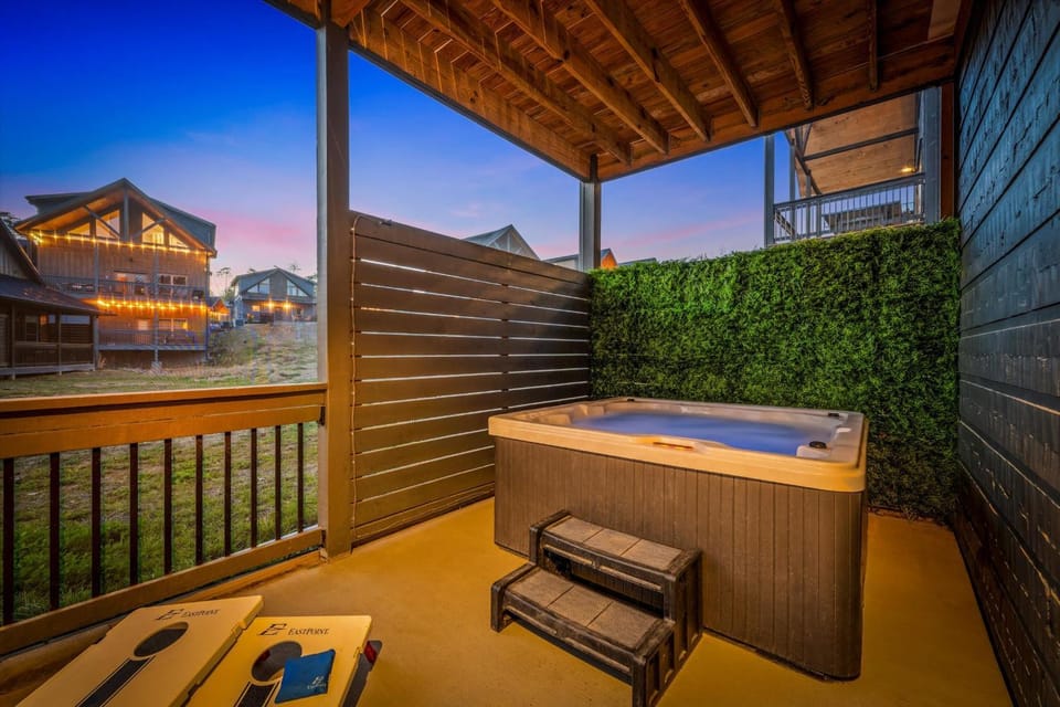 Indoor Pool Game room Hot Tub 10Mi to Great Smoky House in Pigeon Forge
