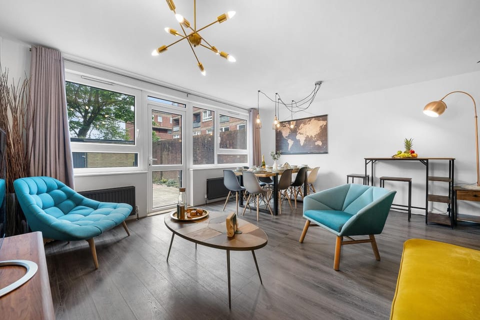 Communal lounge/ TV room, Living room, Seating area, Evening entertainment