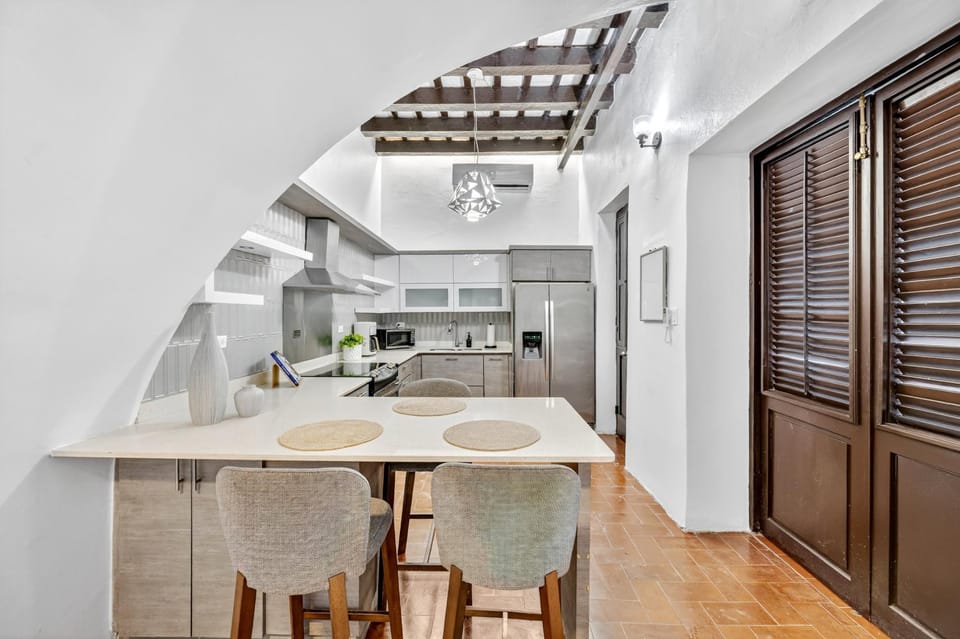Colonial Villa Just Remodeled 2 floors Indoor Patio & Tub Apartment in San Juan
