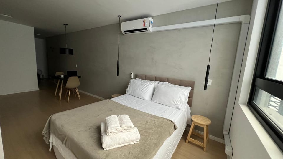 Bed, TV and multimedia, Bedroom