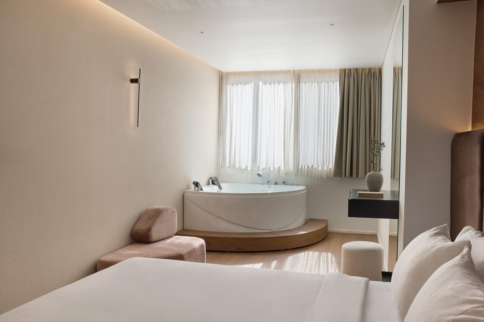 Hot Tub, Photo of the whole room
