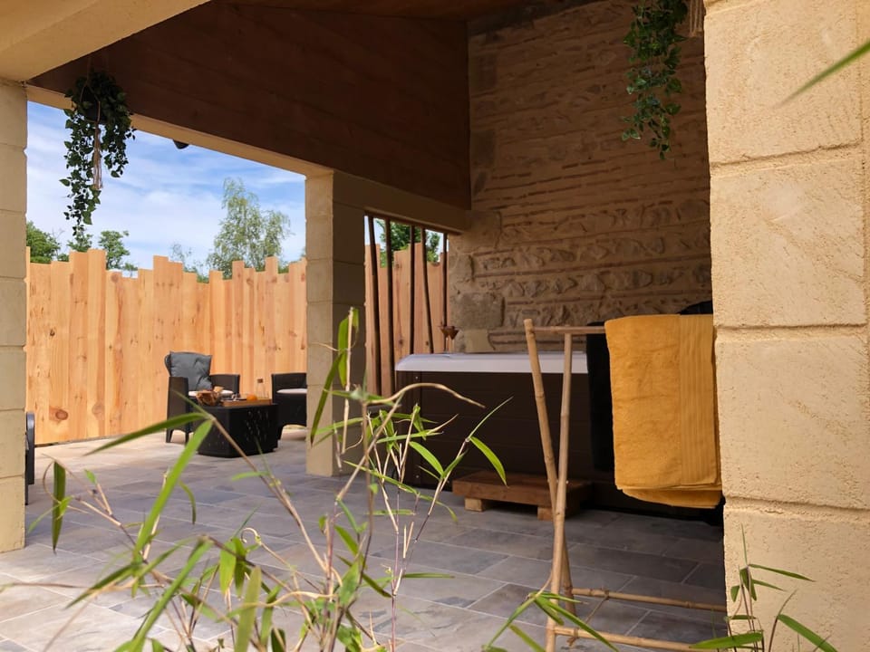 Property building, Spa and wellness centre/facilities