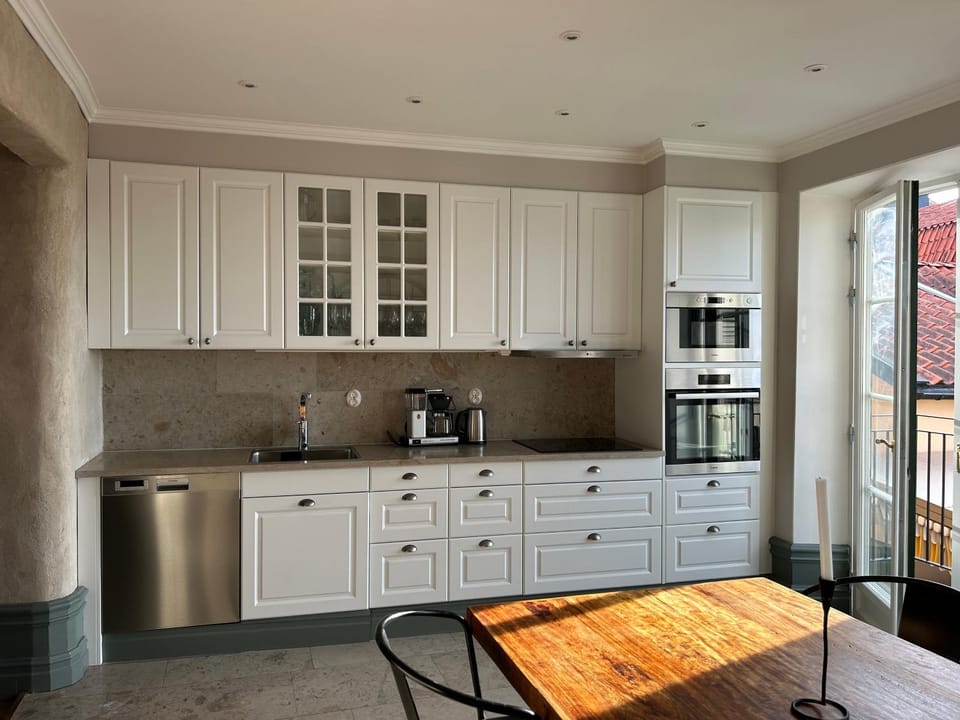 Coffee/tea facilities, Kitchen or kitchenette, Dining area, dishwasher, oven, stove