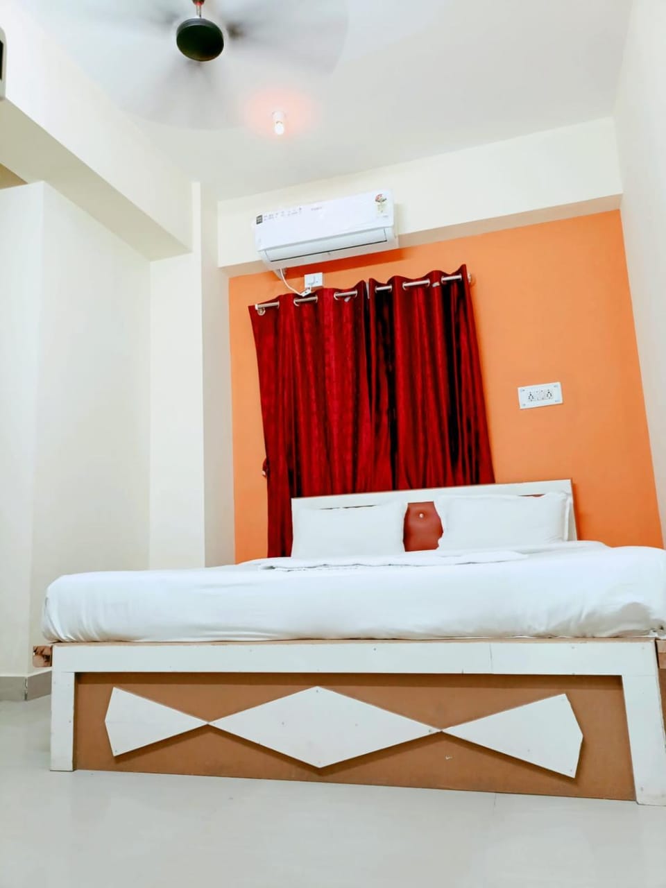Deluxe Rooms near Tree Park Metro station Whitefield Hotel in Bengaluru