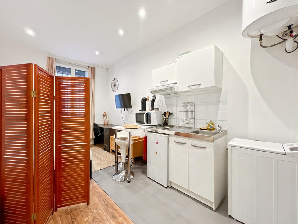 TV and multimedia, Kitchen or kitchenette, oven, stove
