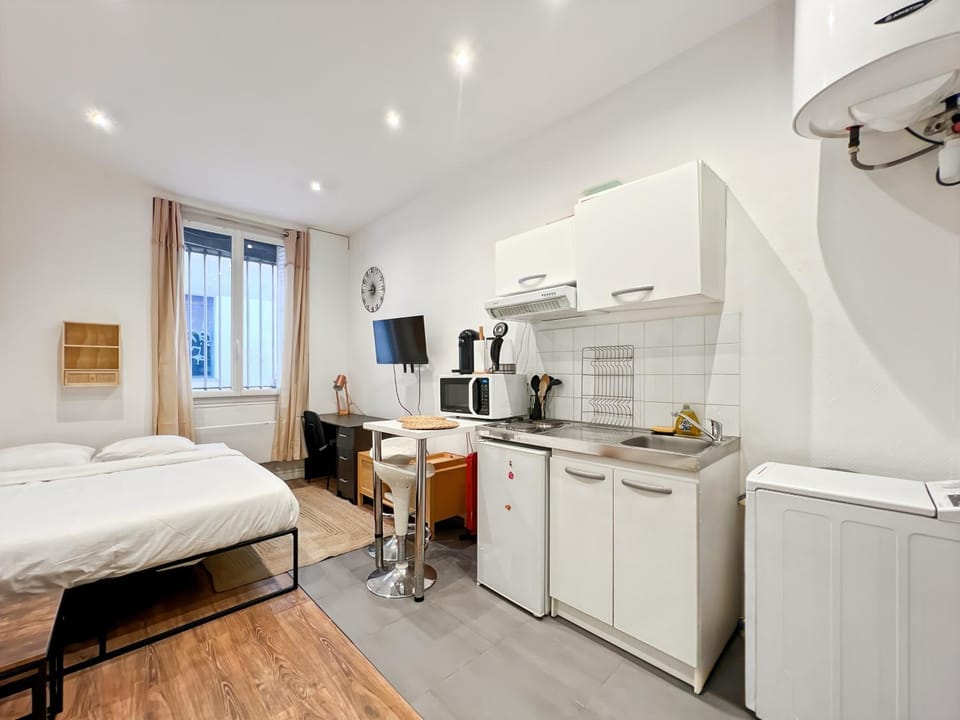 Bed, TV and multimedia, Kitchen or kitchenette, Photo of the whole room, Dining area, Bedroom, oven, stove