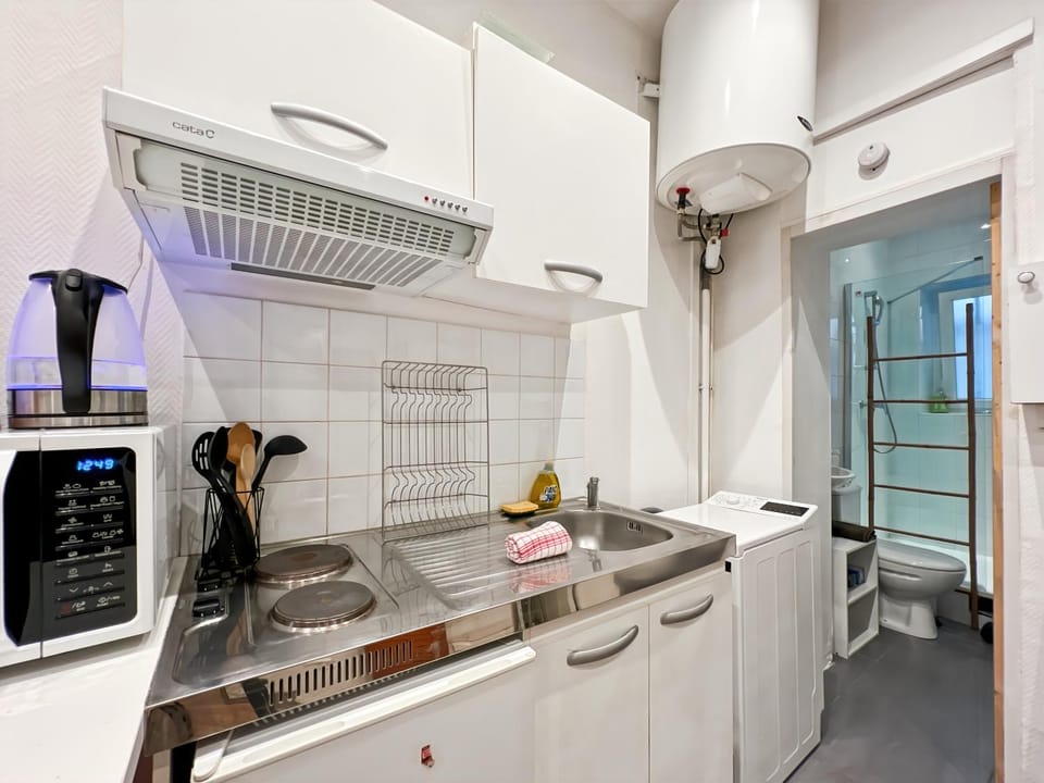 Coffee/tea facilities, Kitchen or kitchenette, stove, washing machine