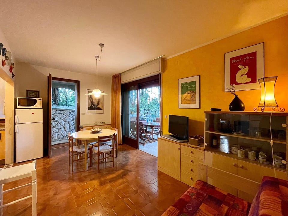 TV and multimedia, Living room, Seating area, Dining area