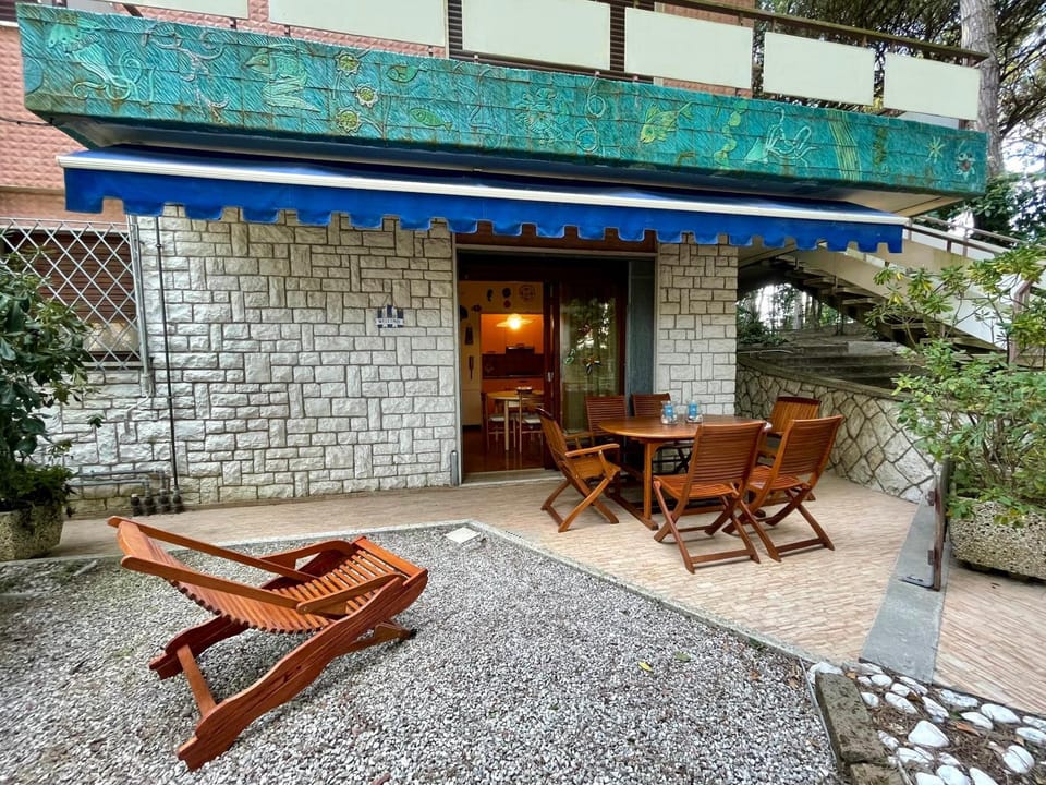 Property building, Patio, Dining area, Lunch
