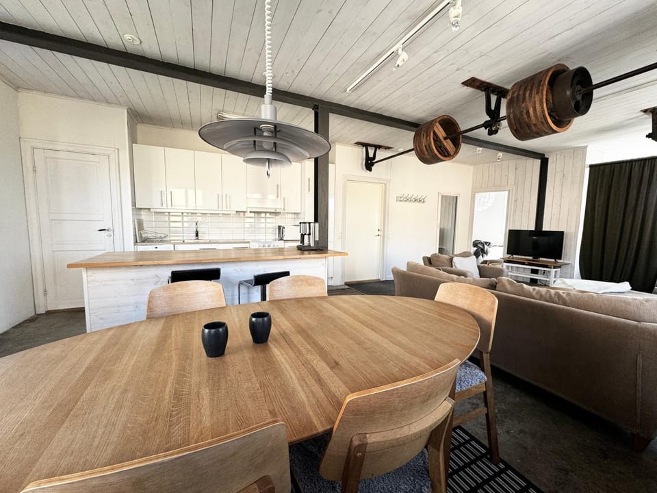TV and multimedia, Kitchen or kitchenette, Living room, Seating area, Dining area