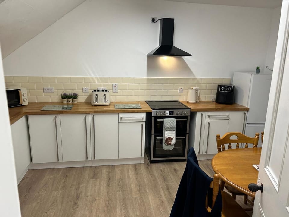 Kitchen or kitchenette, Dining area, oven, toaster