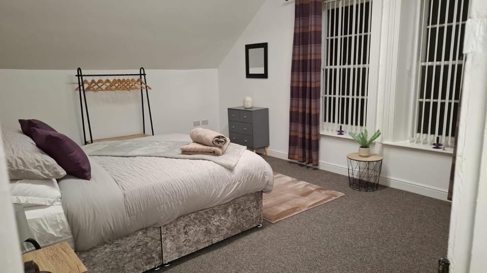 2 Bed Flat - Sleeps 4 Antrim town centre Apartment in Northern Ireland
