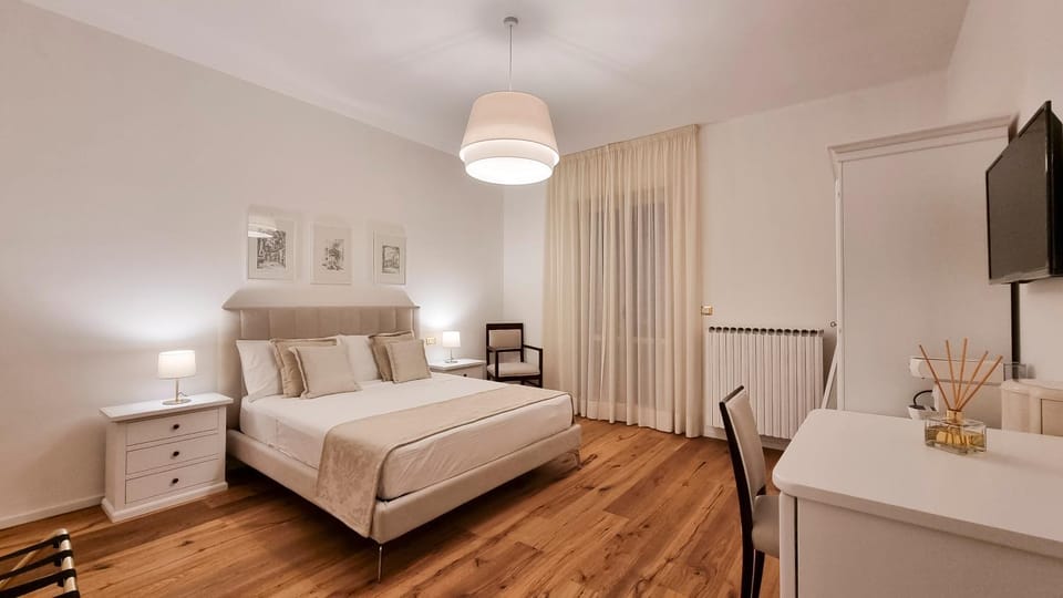 Bed, TV and multimedia, Photo of the whole room, Bedroom