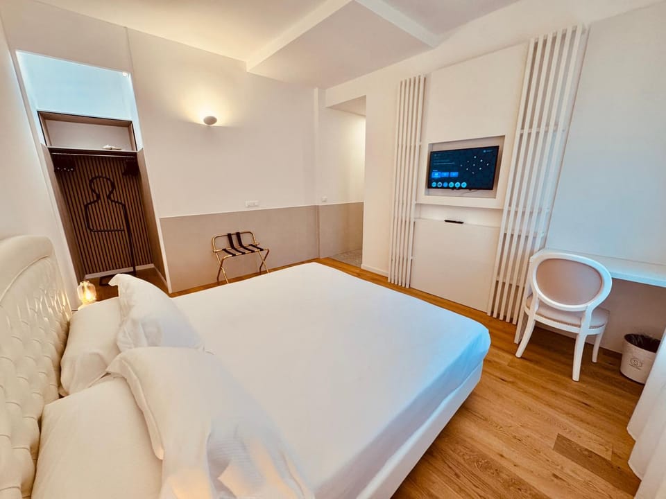 Bed, TV and multimedia, Photo of the whole room, wardrobe