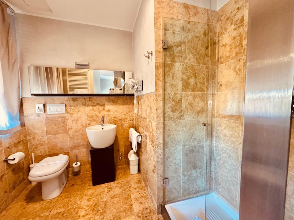 Shower, Toilet, Bathroom, bidet, towels