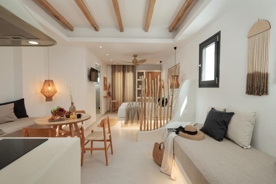 Bed, Living room, Photo of the whole room, Seating area, Bedroom
