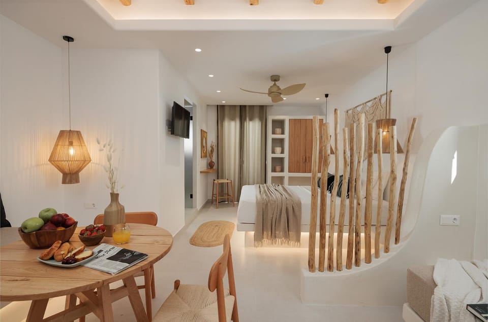 Bed, TV and multimedia, Kitchen or kitchenette, Living room, Photo of the whole room, Seating area, Dining area, Bedroom