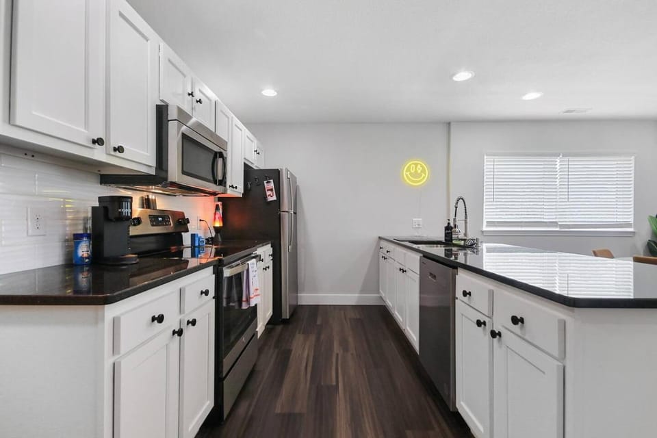 Groovy Getaway king suites, sleeps 8, dogs ok Apartment in Columbia