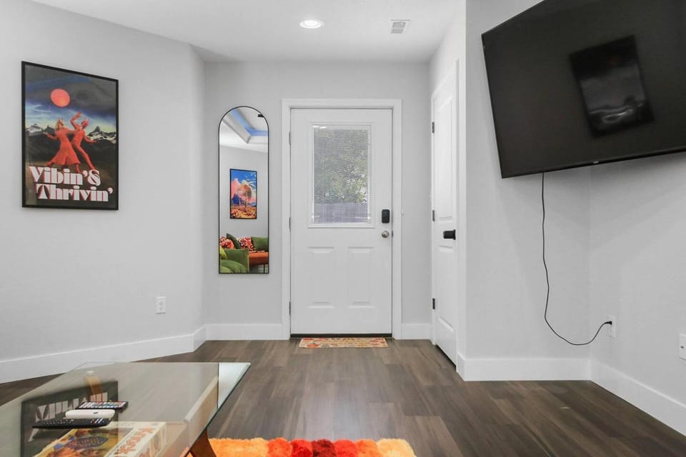 Groovy Getaway king suites, sleeps 8, dogs ok Apartment in Columbia