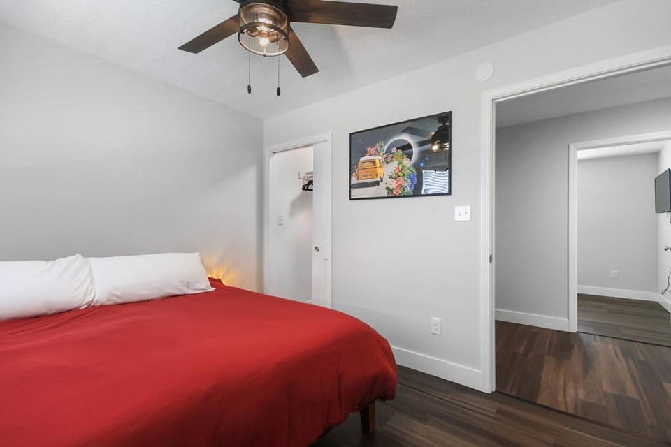Groovy Getaway king suites, sleeps 8, dogs ok Apartment in Columbia