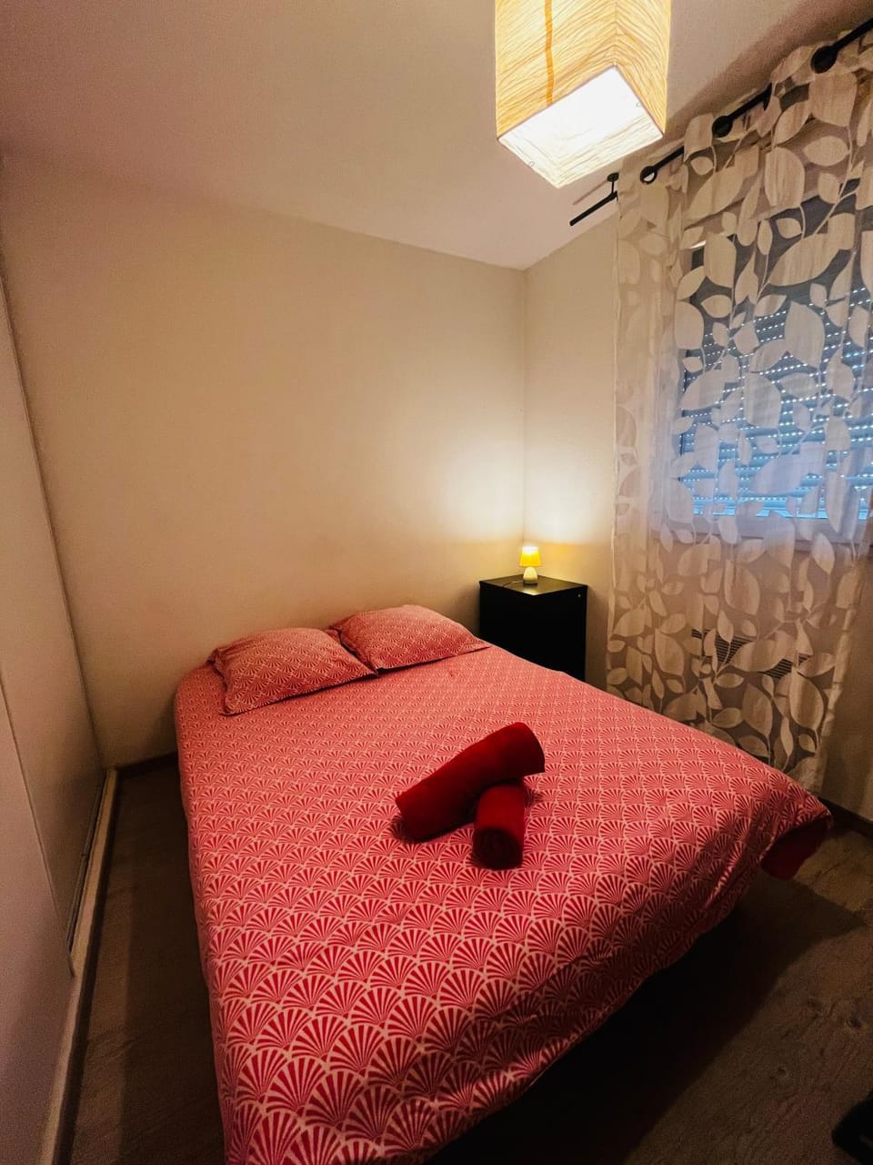 Bed, Photo of the whole room, Seating area, Bedroom, cot