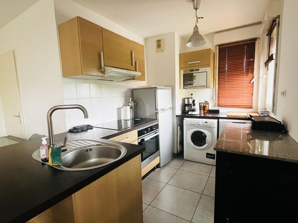 Coffee/tea facilities, Kitchen or kitchenette, dishwasher, oven, stove, washing machine, dryer, kitchen