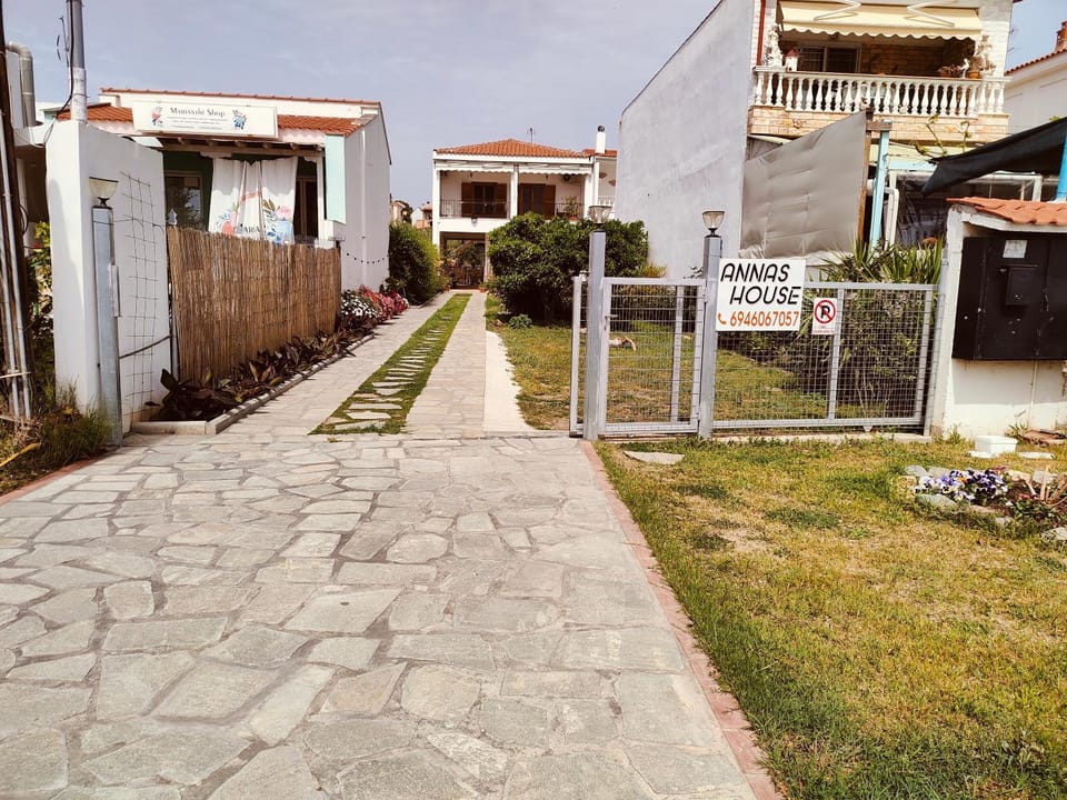 Property building, Garden, Garden view, Street view