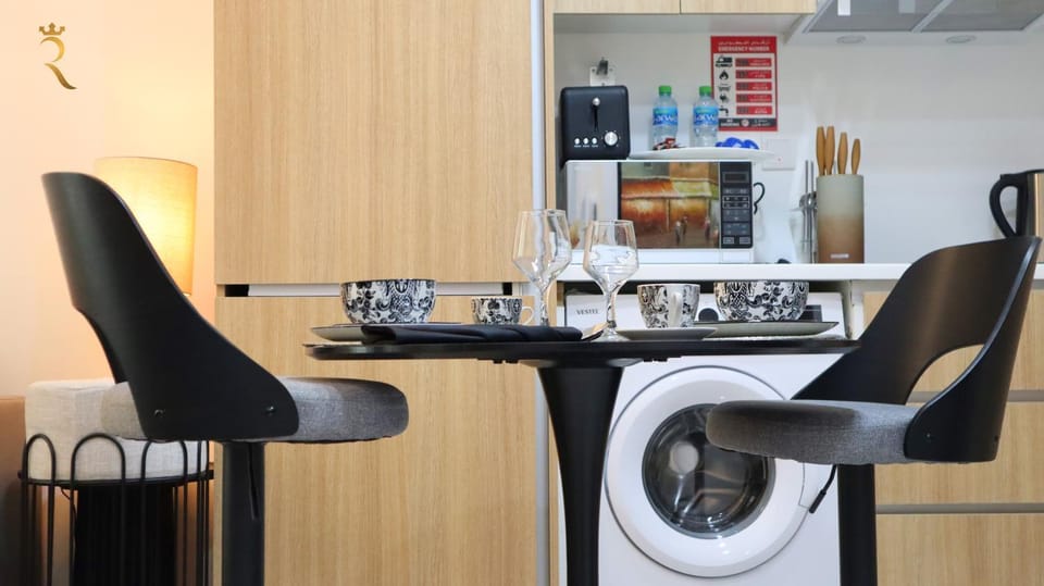Kitchen or kitchenette, Living room, Seating area, Dining area, hair dresser